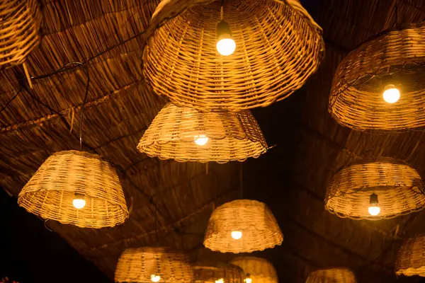 Köy dekorasyonu olarak ampullü saman abajurları