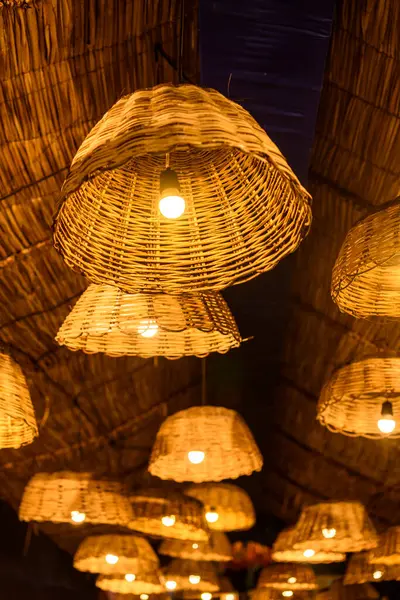 Köy dekorasyonu olarak ampullü saman abajurları