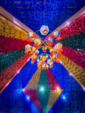 Saint John partisi için renkli bayraklar ve dekoratif balonlar, 