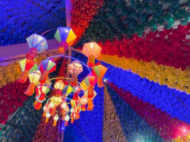 Saint John partisi için renkli bayraklar ve dekoratif balonlar, 