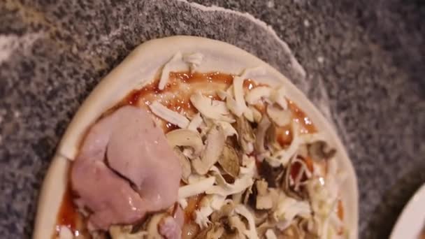 トマトソースとモッツァレラのマルガリッタピザを作るイタリアのシェフ イタリアの伝統的な食べ物 高いキッチンのガストバーレストラン ストリートフードの配達 高品質のフルHd映像 — ストック動画