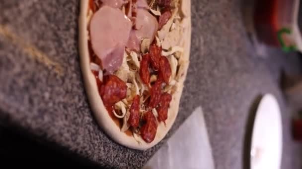 Włoski Kucharz Pizzy Margaritta Kiełbasą Pomidorową Mozzarellą Tradycyjne Jedzenie Włoszech — Wideo stockowe