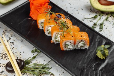 Taş bir tabakta Suşi Philadelphia.