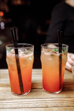 Gri arka planda buzlu ve biberiyeli greyfurt kokteyli. Yüksek kalite fotoğraf