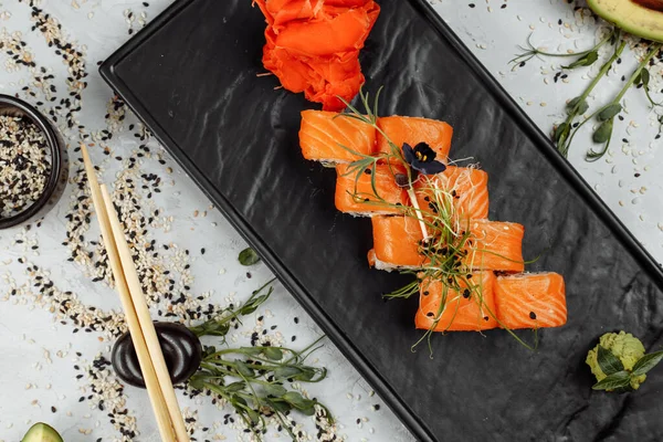 Sushi Philadelphia Kamenném Ozdobném Talíři — Stock fotografie