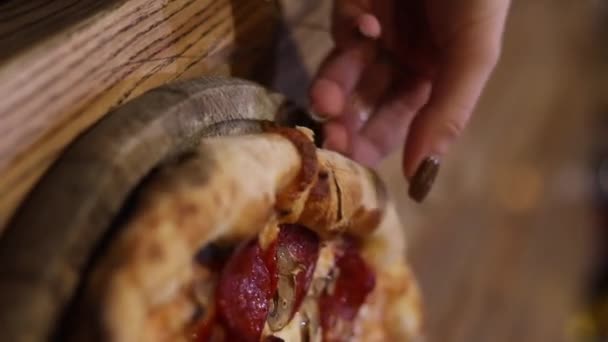 Σεφ Παίρνει Ένα Κομμάτι Πίτσα Pizzaiolo Παίρνει Μια Φέτα Έτοιμη — Αρχείο Βίντεο