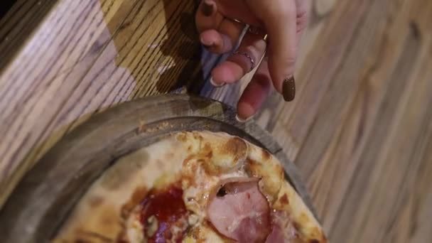 厨师拿起一块披萨 皮萨约洛拿着一片现成的披萨 奶酪从一片披萨上伸出来 比萨饼加腊肠优质Fullhd影片 — 图库视频影像