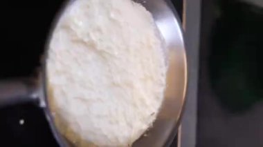Şef domates soslu bolonez taze makarna yapıyor, adam restoranda geleneksel italyan yemeği yapıyor, lezzetli yemekler, yüksek haute mutfağı. Yüksek kaliteli FullHD görüntüler. Makara