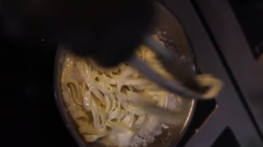 Şef domates soslu bolonez taze makarna yapıyor, adam restoranda geleneksel italyan yemeği yapıyor, lezzetli yemekler, yüksek haute mutfağı. Yüksek kaliteli FullHD görüntüler. Makara