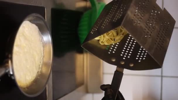 Kock Matlagning Bolognese Färsk Pasta Med Tomat Paus Man Gör — Stockvideo
