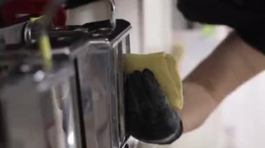 Krom makarna makinesi işlenmiş İtalyan spagetti makaraları. Yüksek kaliteli FullHD görüntüler