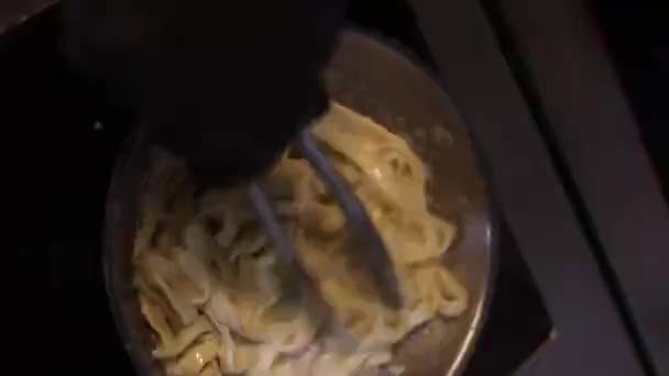 Szef Kuchni Gotowanie Bolognese Świeżego Makaronu Kiełbasą Pomidorową Człowiek Podejmowania — Wideo stockowe