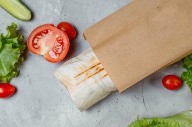 Shawarma sandviçi taze rulo lavash pita tavuk bifteği shawarma falafel RecipeTin ızgara et, mantar ve peynirle dolu. Geleneksel Orta Doğu atıştırması