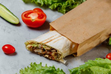 Shawarma sandviçi taze rulo lavash pita tavuk bifteği shawarma falafel RecipeTin ızgara et, mantar ve peynirle dolu. Geleneksel Orta Doğu atıştırması