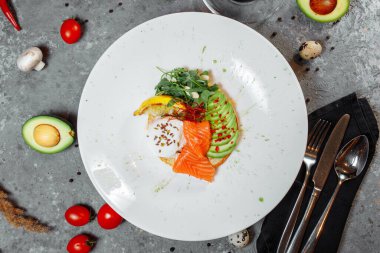 Yaz sağlıklı fast food öğle yemeği, kahvaltıda kırmızı balıklı krep, avokado ve kahvaltıda yumurta. Estetik natürmort, sağlıklı gıda konsepti yüksek kaliteli fotoğraf