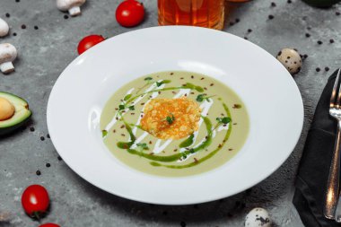 Beyaz kasede kıtır ekmekli ıspanak çorbası. Yüksek kalite fotoğraf