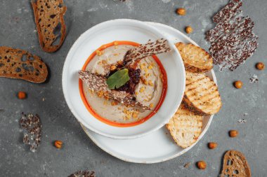 Koyu arkaplanda mantar kremalı çorba. Şampiyon çorbası. Yüksek kalite fotoğraf