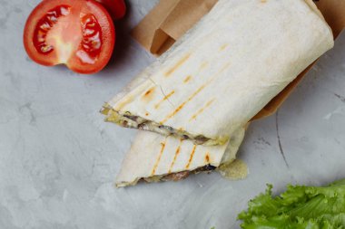 Shawarma sandviçi taze rulo lavash pita tavuk bifteği shawarma falafel RecipeTin ızgara et, mantar ve peynirle dolu. Geleneksel Orta Doğu atıştırması