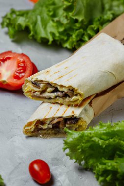 Shawarma sandviçi taze rulo lavash pita tavuk bifteği shawarma falafel RecipeTin ızgara et, mantar ve peynirle dolu. Geleneksel Orta Doğu atıştırması