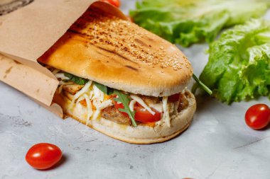 Çıtır tavuklu panini sandviç ve roka salatası. Yüksek kalite fotoğraf