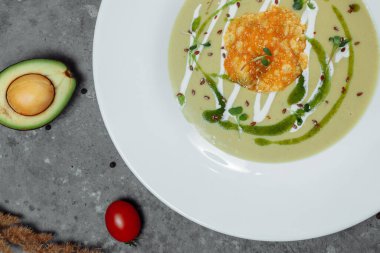 Beyaz kasede kıtır ekmekli ıspanak çorbası. Yüksek kalite fotoğraf