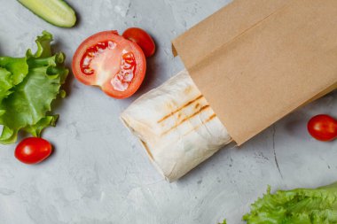 Shawarma sandviçi taze rulo lavash pita tavuk bifteği shawarma falafel RecipeTin ızgara et, mantar ve peynirle dolu. Geleneksel Orta Doğu atıştırması