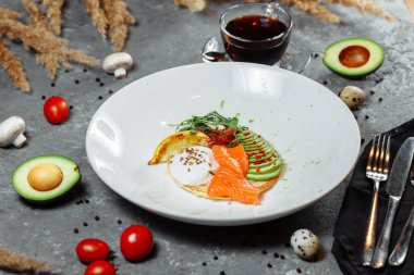 Yaz sağlıklı fast food öğle yemeği, kahvaltıda kırmızı balıklı krep, avokado ve kahvaltıda yumurta. Estetik natürmort, sağlıklı gıda konsepti yüksek kaliteli fotoğraf