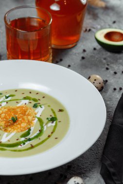 Beyaz kasede kıtır ekmekli ıspanak çorbası. Yüksek kalite fotoğraf