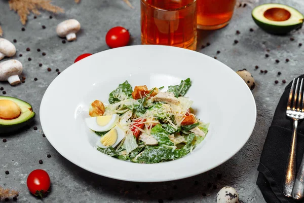 Geleneksel Sezar Salatası Beyaz Bir Kasede Yapraklı Soslu Parmesanlı Beyaz — Stok fotoğraf