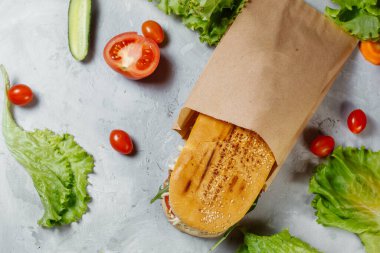 Çıtır tavuklu panini sandviç ve roka salatası. Yüksek kalite fotoğraf