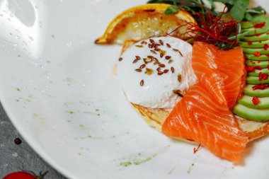 Yaz sağlıklı fast food öğle yemeği, kahvaltıda kırmızı balıklı krep, avokado ve kahvaltıda yumurta. Estetik natürmort, sağlıklı gıda konsepti yüksek kaliteli fotoğraf
