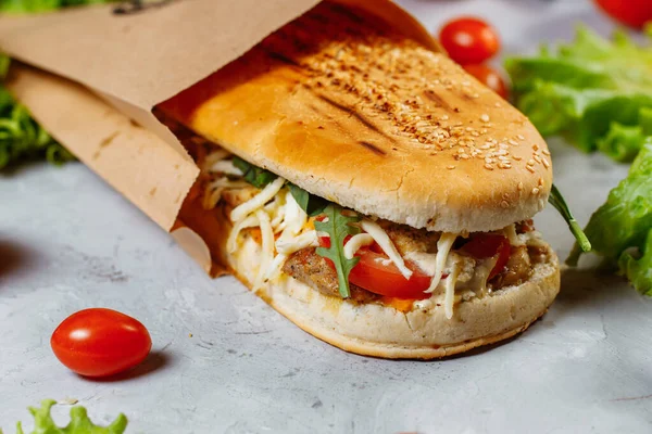 Çıtır tavuklu panini sandviç ve roka salatası. Yüksek kalite fotoğraf