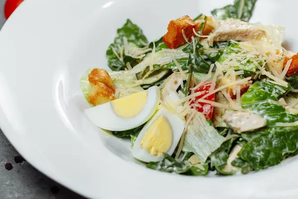 Salada César Tradicional Uma Tigela Branca Uma Mesa Branca Velha — Fotografia de Stock