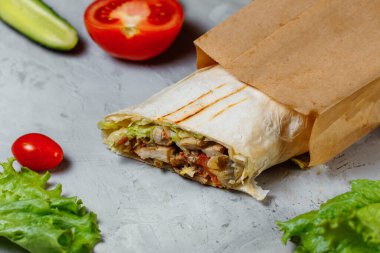 Shawarma sandviçi taze rulo lavash pita tavuk bifteği shawarma falafel RecipeTin ızgara et, mantar ve peynirle dolu. Geleneksel Orta Doğu atıştırması