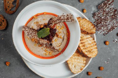 Koyu arkaplanda mantar kremalı çorba. Şampiyon çorbası. Yüksek kalite fotoğraf