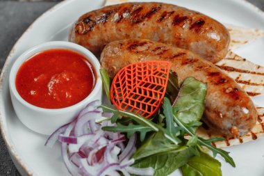 Tabakta ızgara lezzetli sucuklu sosis var. Yüksek kalite fotoğraf