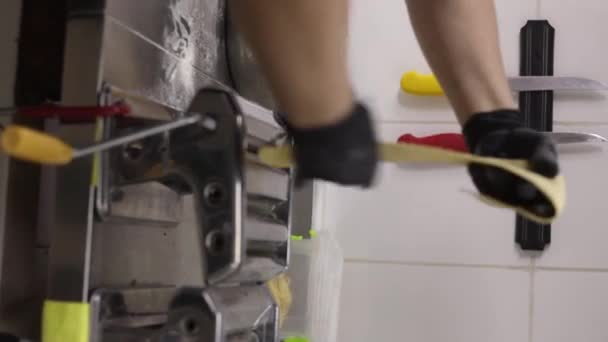 Krom Makarna Makinesi Işlenmiş Talyan Spagetti Makaraları Yüksek Kaliteli Fullhd — Stok video