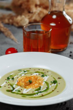 Beyaz kasede kıtır ekmekli ıspanak çorbası. Yüksek kalite fotoğraf