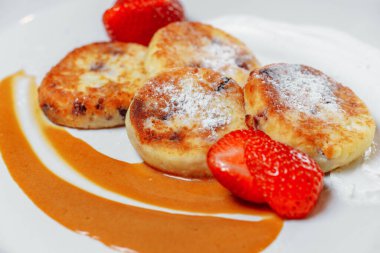 Kahvaltıda lezzetli yemekler. Taze çilekli krep, yabanmersini ve akçaağaç şurubu. Lezzetli krep, kafede sabah yemeği. - Evet. Yüksek kalite fotoğraf