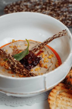 Koyu arkaplanda mantar kremalı çorba. Şampiyon çorbası. Yüksek kalite fotoğraf