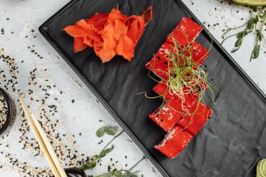 Geleneksel lezzetli suşi rulo seti. Pilavlı suşi, nori, krem peynir, tobiko havyarı, avokado. Suşi menüsü. Yüksek kalite fotoğraf