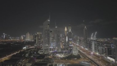 Gece şehri Dubai üzerinde İHA uçuşu. Yüksek kalite FullHD görüntü kaydı