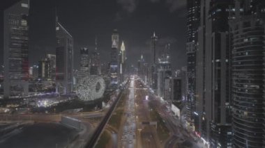 Gece şehri Dubai üzerinde İHA uçuşu. Yüksek kalite FullHD görüntü kaydı