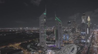Gece şehri Dubai üzerinde İHA uçuşu. Yüksek kalite FullHD görüntü kaydı