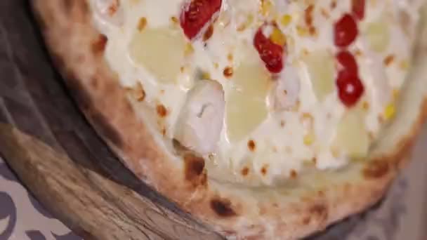 ロシアの木製テーブルファーストフードスライスのおいしい自家製の食事にモザレッラとトマトソースの美味しい自家製イタリアのピザ 高品質のフルHd映像 — ストック動画