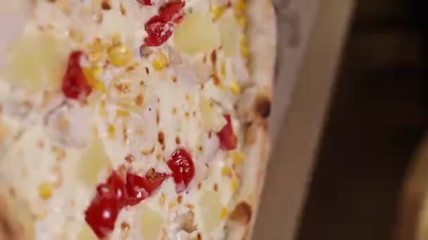 Pyszne Domowe Pizza Włoska Mozzarellą Sosem Pomidorowym Rustykalnym Drewnianym Stole — Wideo stockowe