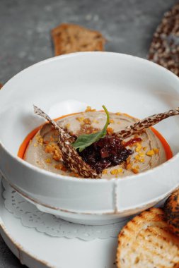 Koyu arkaplanda mantar kremalı çorba. Şampiyon çorbası. Yüksek kalite fotoğraf