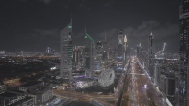 Gece şehri Dubai üzerinde İHA uçuşu. Yüksek kalite FullHD görüntü kaydı