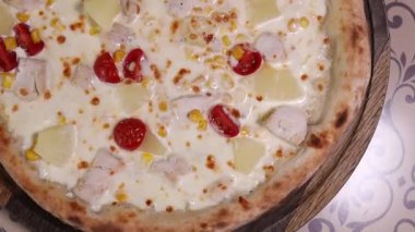 Mozzarella ve Rustik Tahta Masa Fast Food Lezzetli Ev Yapımı Yemekler üzerine domates soslu ev yapımı İtalyan pizzası. Yüksek kaliteli FullHD görüntüler