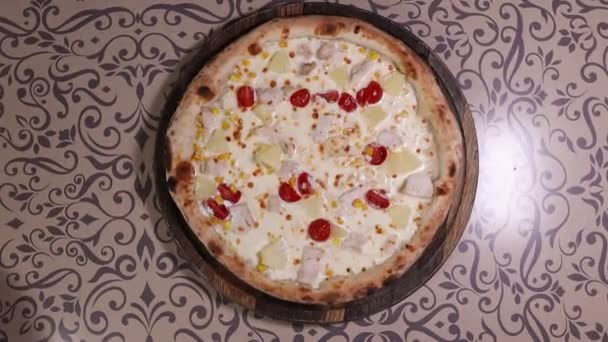 Delicious Σπιτική Ιταλική Πίτσα Μοτσαρέλα Και Σάλτσα Ντομάτας Ρουστίκ Ξύλινο — Αρχείο Βίντεο